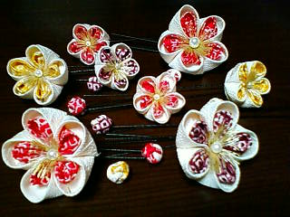 追加の花・・・一輪ずつ。蕾も作りました。