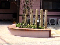 玄関前の花壇