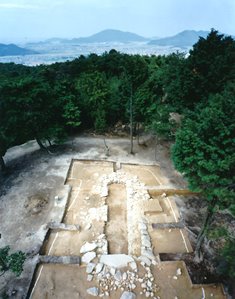 発掘調査時の石室上面の様子 発掘調査時の石室上面の様子