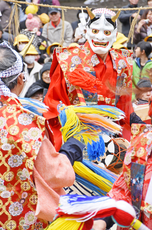 押立神社の節分祭で奉納された「ドケ踊り」を紹介しています。