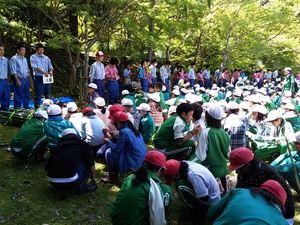 能登川南小学校の猪子山森林再生プロジェクトで市史跡内を整備 能登川南小学校の猪子山森林再生プロジェクトで市史跡内を整備