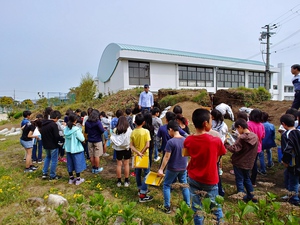 湖東第三小学校6年生が小田苅古墳の発掘調査を見学しました。