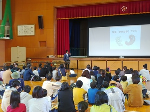 11月2日　能登川南小学校PTA「勾玉づくり体験」が開催されました。