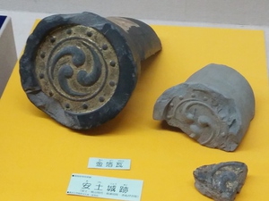 本日から安土城考古博物館で金箔瓦(埋文センター所蔵品)が展示されます。 本日から安土城考古博物館で金箔瓦(埋文センター所蔵品)が展示されます。