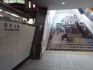 JR 能登川駅の連絡通路階段に水車の巨大写真が、、、 JR 能登川駅の連絡通路階段に水車の巨大写真が、、、