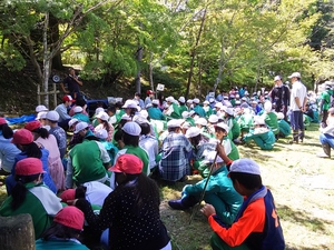 能登川南小学校の猪子山森林再生プロジェクトで市史跡内を整備 能登川南小学校の猪子山森林再生プロジェクトで市史跡内を整備