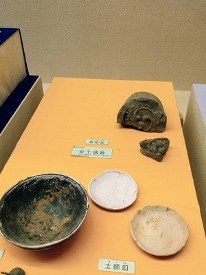 本日から安土城考古博物館で金箔瓦(埋文センター所蔵品)が展示されます。 本日から安土城考古博物館で金箔瓦(埋文センター所蔵品)が展示されます。