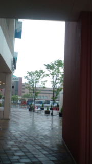 雨の中を…