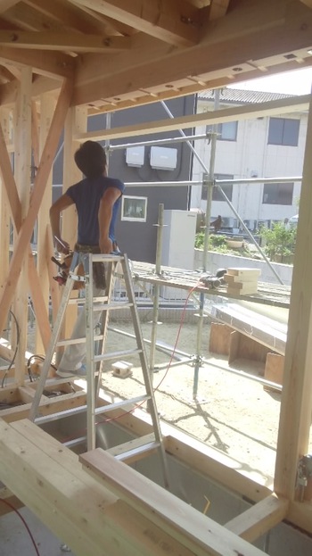 草津の新築工事：窓枠取り付け