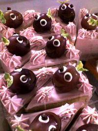 ひょうきん顔のケーキ