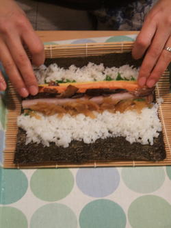 恵方巻き!と・・・木箱の内側に布を貼ってみようかと。