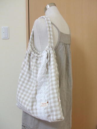 持ち手でしばるギャザーのバッグ
