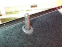 車の窓のところにあるポッチ。