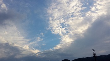 色んな雲が入り混じっていて天気が安定しない 色んな雲が入り混じっていて天気が安定しない