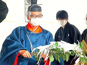 宮司様の本殿に向かってのお払いから始まります。 宮司様の本殿に向かってのお払いから始まります。