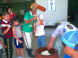 金堂農環協による子ども会の稲刈り体験