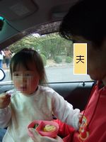 お弁当を食べる娘