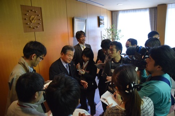 川淵チェアマンが三日月県知事、橋川草津市長を訪問 川淵チェアマンが三日月県知事、橋川草津市長を訪問