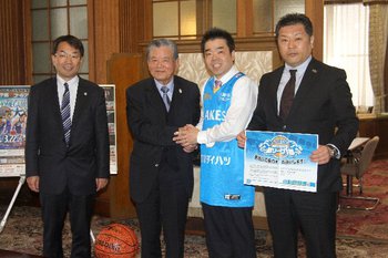 川淵チェアマンが三日月県知事、橋川草津市長を訪問 川淵チェアマンが三日月県知事、橋川草津市長を訪問