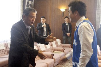 川淵チェアマンが三日月県知事、橋川草津市長を訪問 川淵チェアマンが三日月県知事、橋川草津市長を訪問