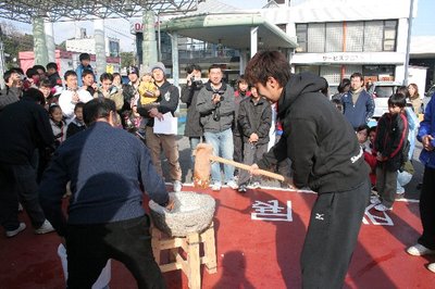 1/3(月)「大初(ダイハツ)夢フェア 餅つき」に選手登場!