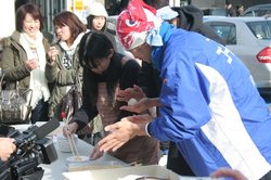 1/3(月)「大初(ダイハツ)夢フェア 餅つき」に選手登場!