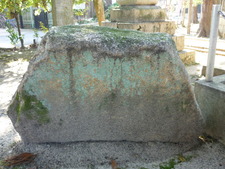 栗東出庭神社の盃状穴