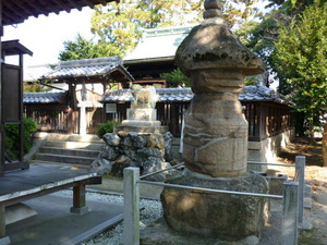 栗東出庭神社の盃状穴