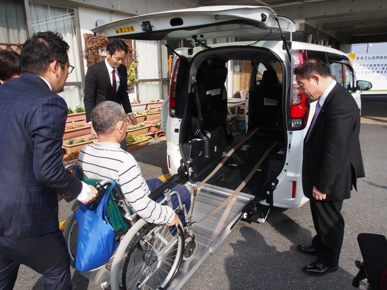 「まるさん合同会社」に車いす送迎車 アステラス製薬の社会貢献基金が贈る 「まるさん合同会社」に車いす送迎車 アステラス製薬の社会貢献基金が贈る