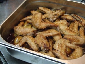 手羽先と新ジャガの煮込み