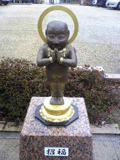 頭にシカの角が生えたマスコットと同じ?
