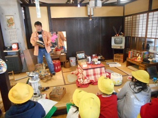 愛荘町立愛知川小学校３年生が「昔の暮らし体験」にやってきました！