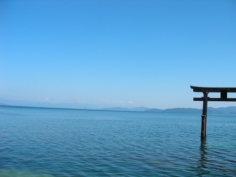 ◆湖中に荘厳に立つ大鳥居、風光明媚な景観の白鬚神社
