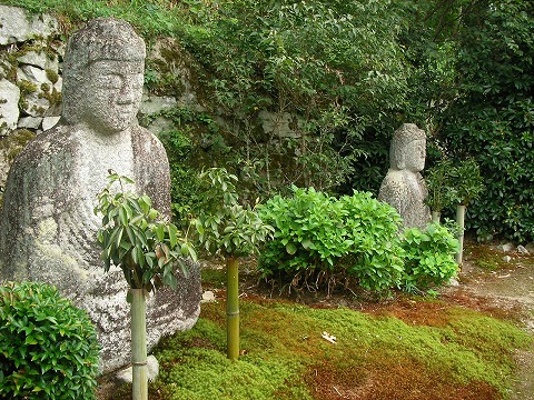 ◆やさしい表情で迎えてくれる石仏たち、必見の坂本の寺