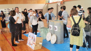 懐かしい顔を見つけ和やかに歓談 懐かしい顔を見つけ和やかに歓談