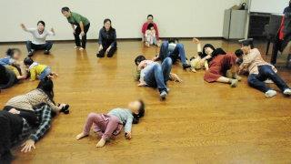 泳いで川を渡る 泳いで川を渡る