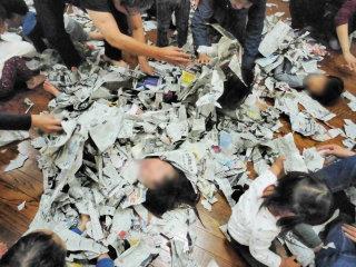 新聞紙を皆にかぶせられて 新聞紙を皆にかぶせられて