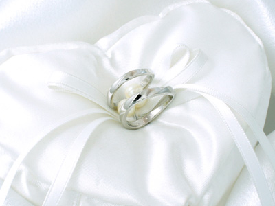 シンプルデザインの結婚指輪に隠れデザインを♪