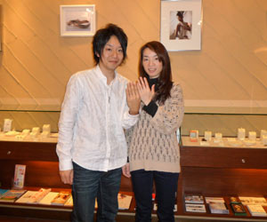 イニシャル&ハート&羽のマリッジリング