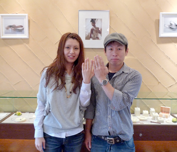 ブルーダイヤが爽やか☆結婚指輪