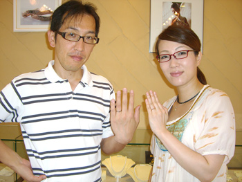 羽とハートとイニシャルの結婚指輪