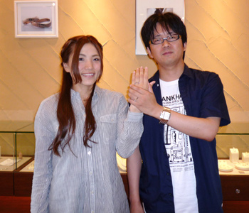 シンプル&キュートなキラキラマリッジリング