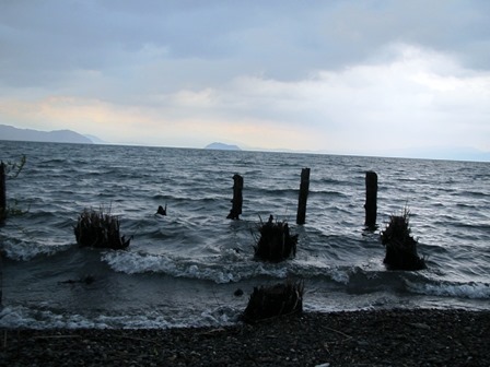 夕の琵琶湖岸から・・強風も雨もでした。