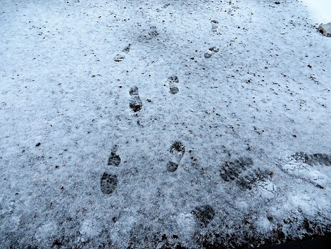 深夜は台風のような風~~朝の雪少々 深夜は台風のような風~~朝の雪少々