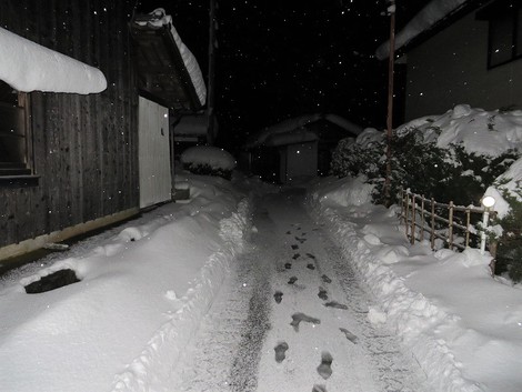 今日は降ったり止んだりの雪と思いますが・・市内の小・中学校は臨時休校 今日は降ったり止んだりの雪と思いますが・・市内の小・中学校は臨時休校