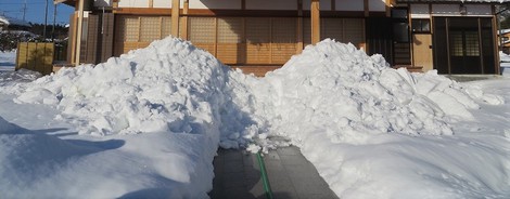 落下の屋根雪処理で・・ 落下の屋根雪処理で・・