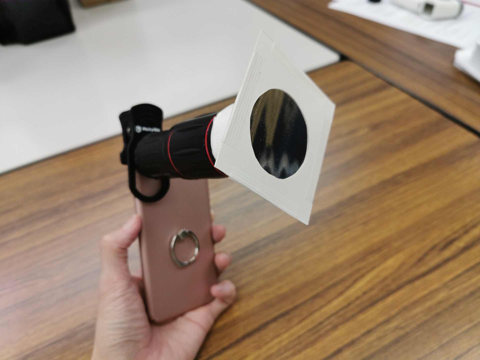フィルターを装着したスマホ フィルターを装着したスマホ