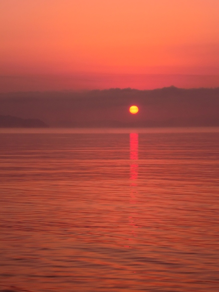 琵琶湖から日の出・・・朝靄