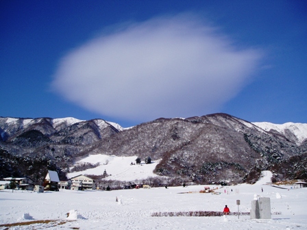 ポッカリ浮かんだ白い雲で・・高島市を