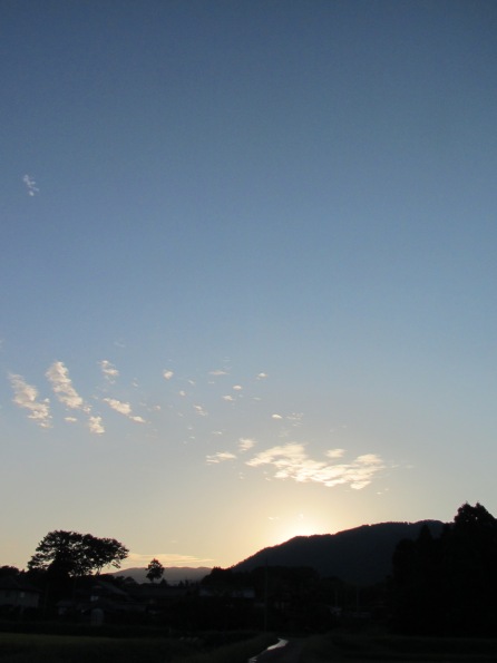 初秋の夕暮れ･･琵琶湖に月も